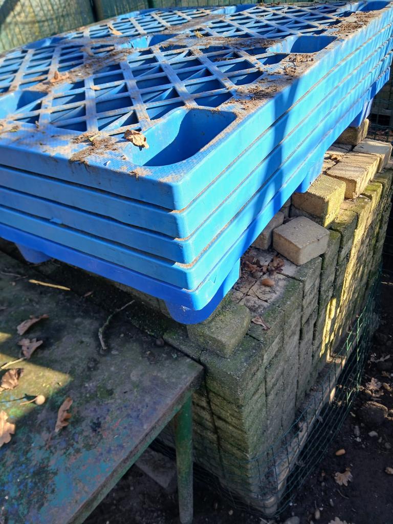 Plastic pallets, Ophalen, Zo goed als nieuw