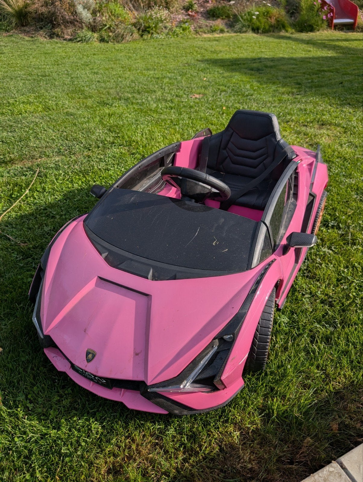 Voiture électrique pour enfant. Avec télécommande.