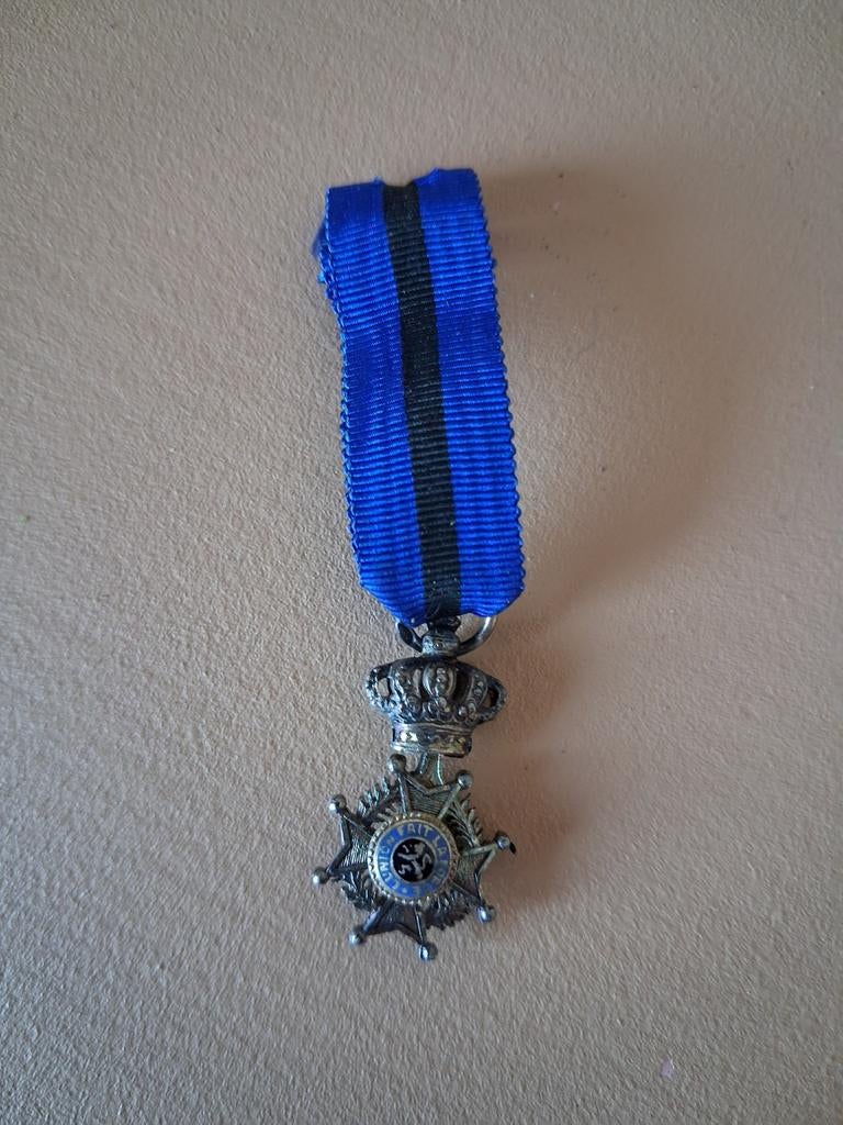 Médaille miniature : Ordre de Léopold II, Envoi