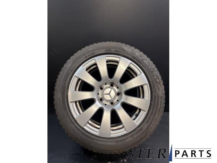Jante + pneumatique d'un Mercedes C-Klasse, Autos : Pièces & Accessoires, Pneus & Jantes, Véhicule de tourisme, -, 3 mois de garantie