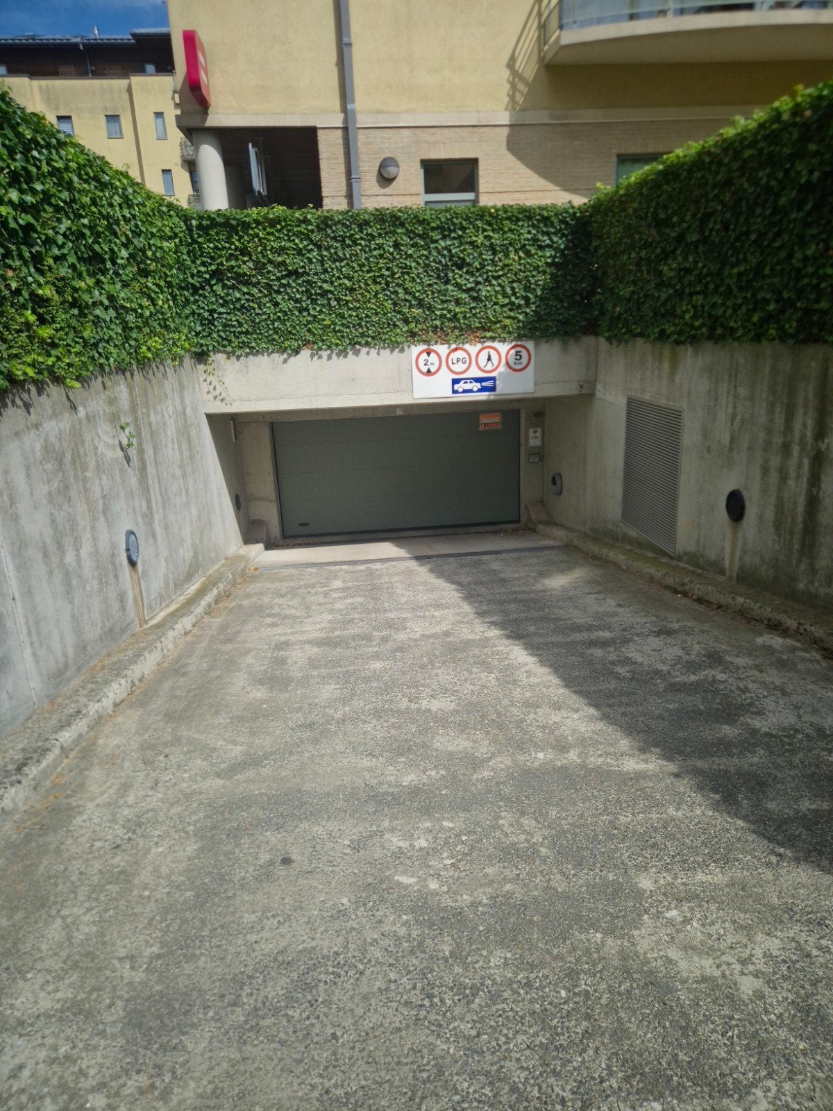 places de parking couvert  a GANSHOREN