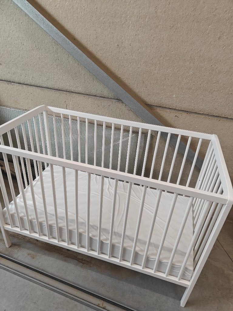 Wit houten babybed + matras, Ophalen, Zo goed als nieuw, Ledikant