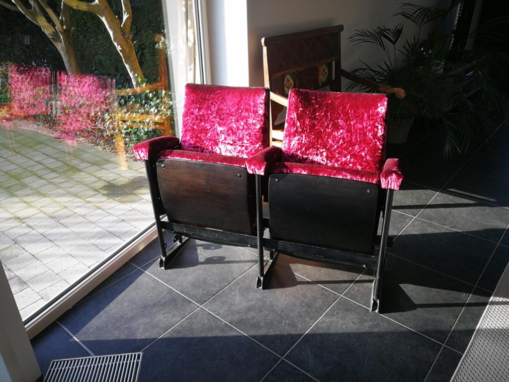 Cinemastoelen fibrocit gerestaureerd, Enlèvement