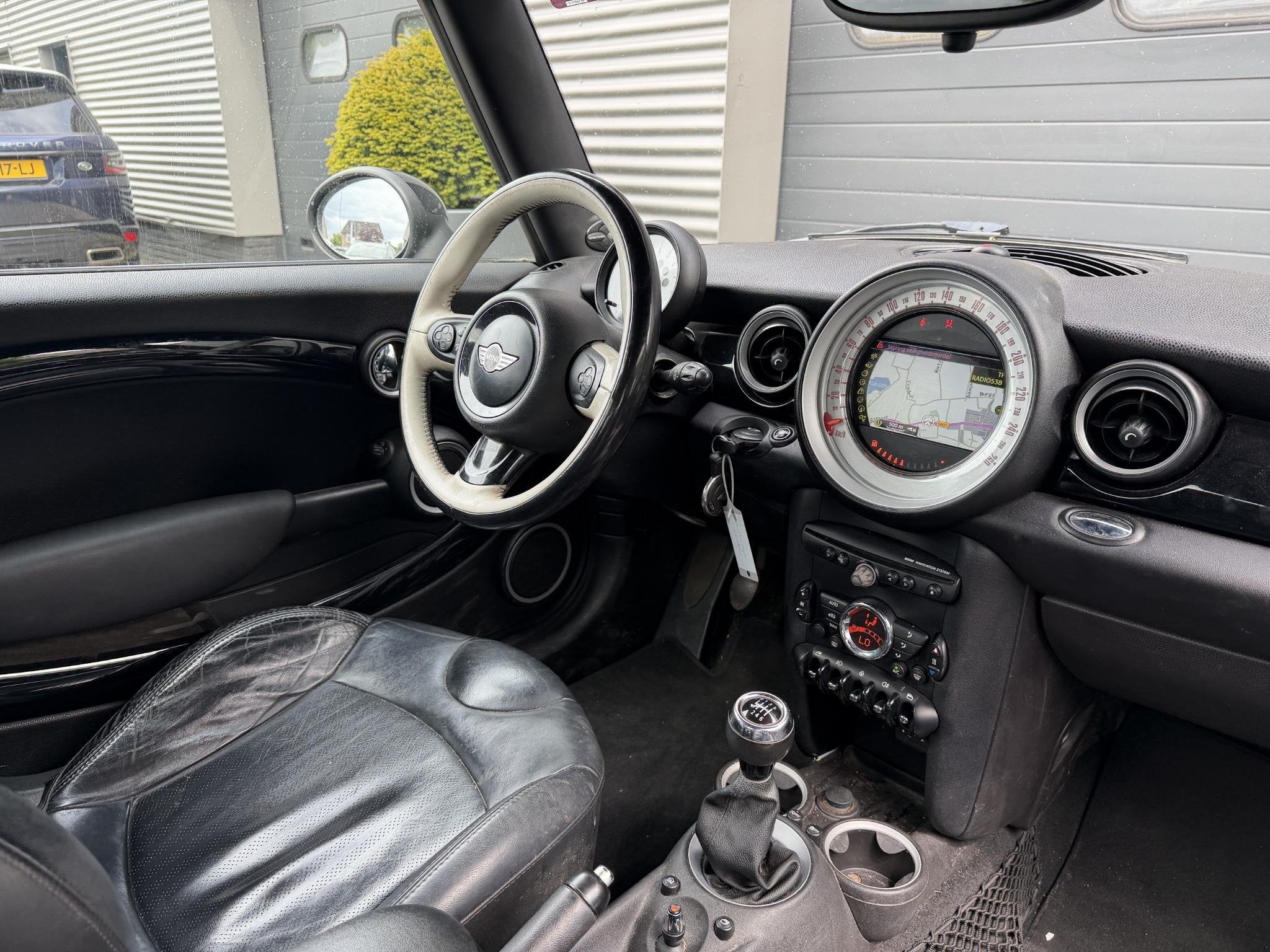 MINI 3-Deurs 1.6 Cooper Chili | Navigatie | Harmon Kardon |, Auto's, Gebruikt, Zwart, 4 cilinders, Leder en Stof