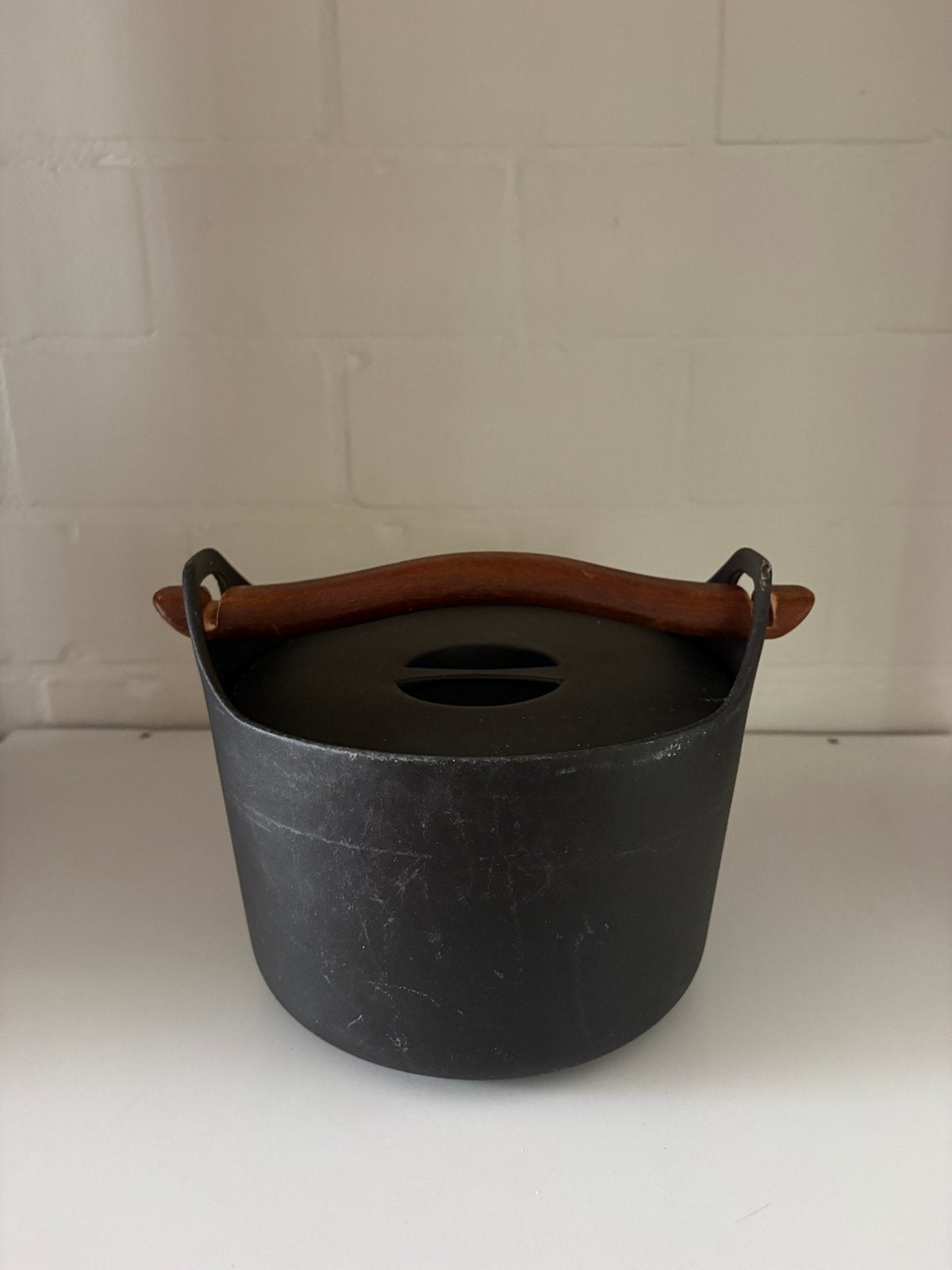 Design Iittala Sarpaneva: gietijzer met een houten handgreep, Ophalen, Gebruikt, Gietijzer