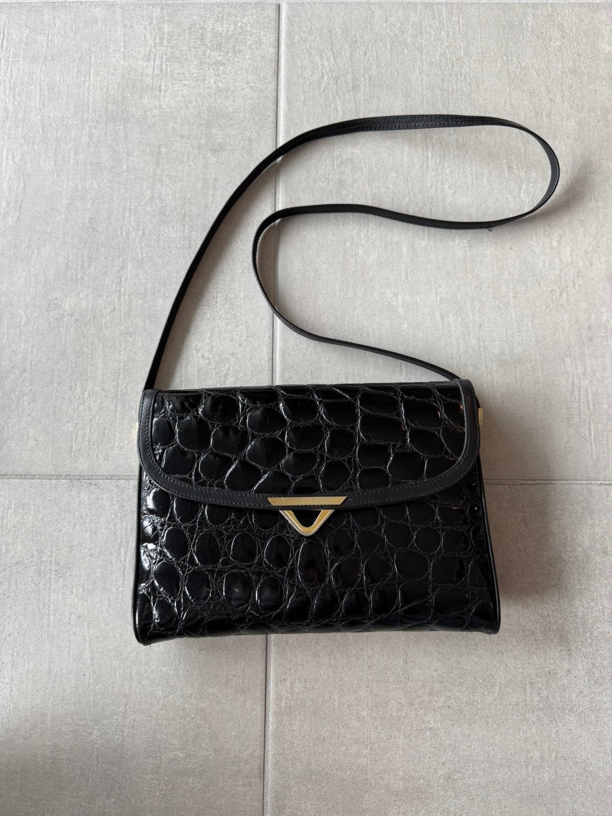 Sac bandoulière vintage en cuir véritable noir – Style croco, Envoi, Comme neuf, Noir, Sac à bandoulière