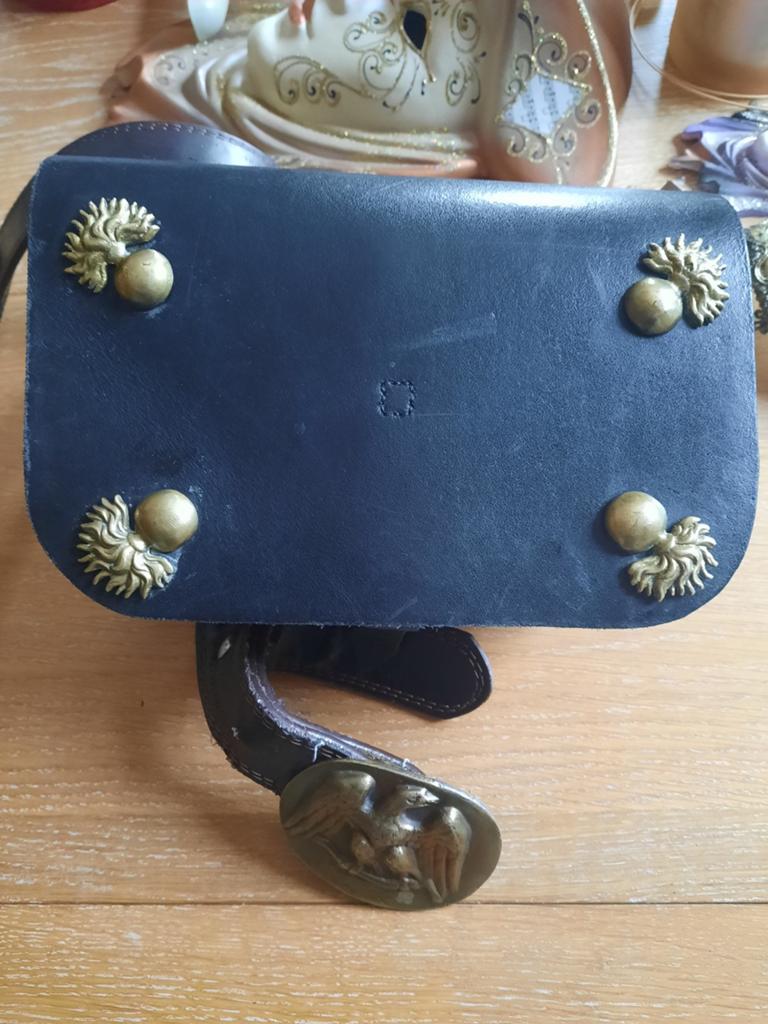 Giberne grenadier, Collections, Enlèvement