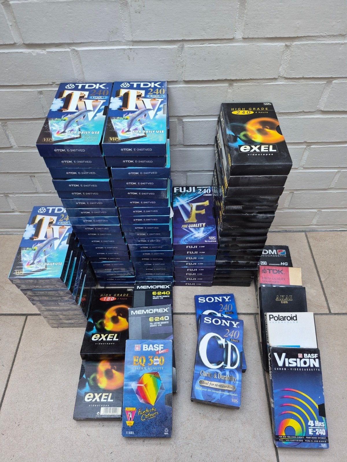 Lot van 85 VHS verschillende merken en looptijden (vooral 24, VHS