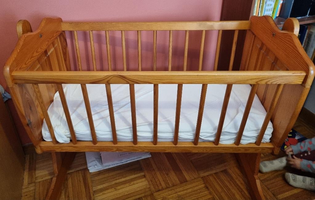 Houten wieg + nieuw matras, Kinderen en Baby's, Babywiegjes en Ledikanten, Ophalen, Zo goed als nieuw, Wieg