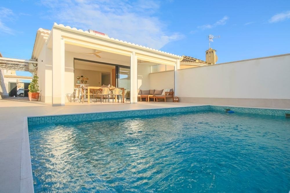 Villa mitoyenne rénovée /Torrevieja, Immo, Maison d'habitation, 3 pièces, 100 m², Torrevieja