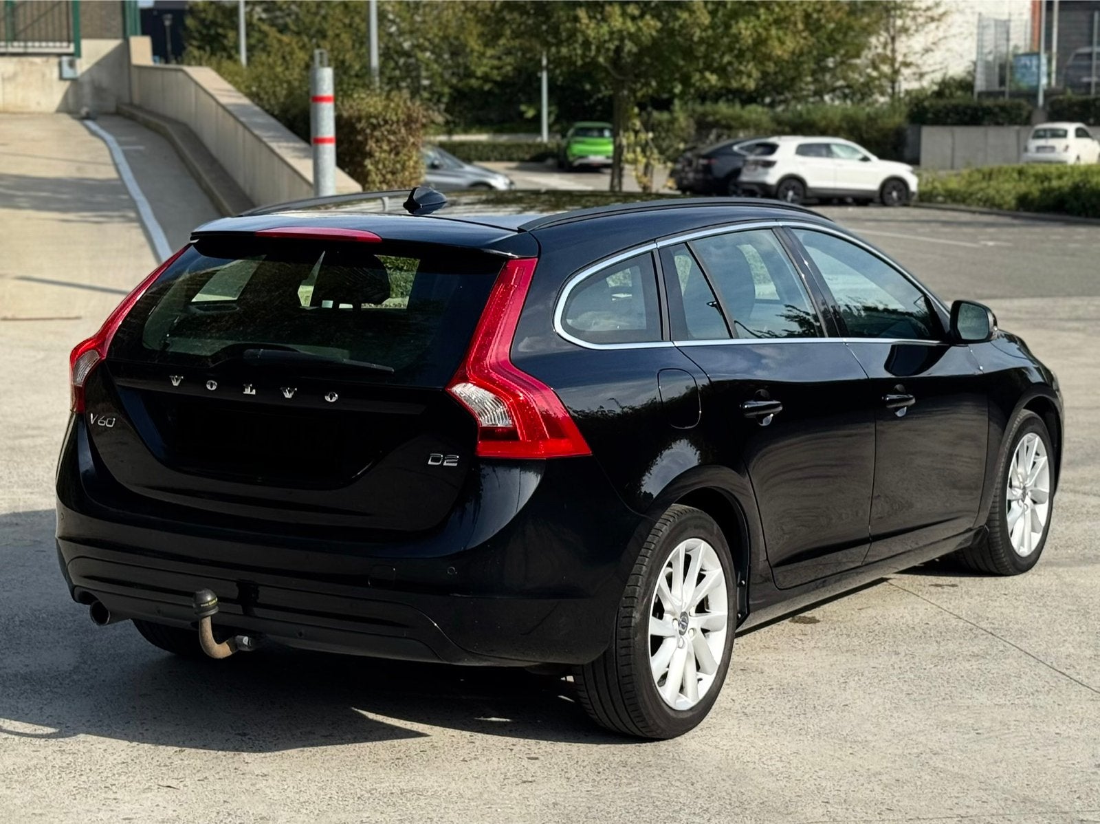 Volvo V60 2.0 Diesel 2016, Auto's, Dealer onderhouden, Zwart, Leder, Te koop