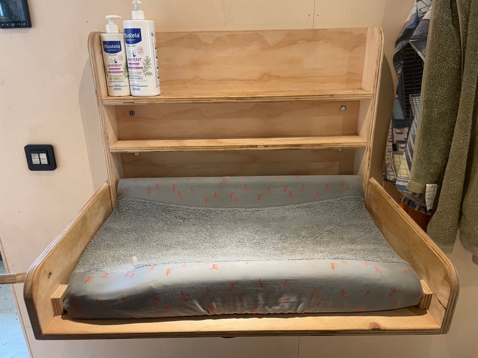 Opklapbare luiertafel wandcommode, Kinderen en Baby's, Kinderkamer | Commodes en Kasten, Ophalen, Zo goed als nieuw