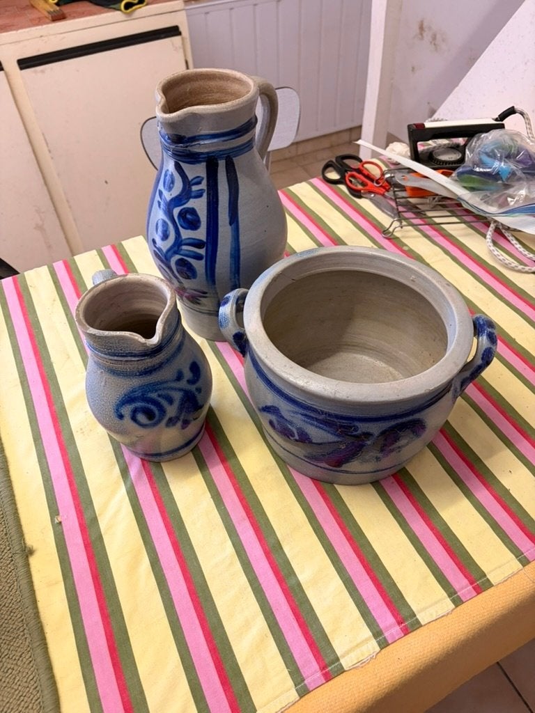 Pots en grès bleus, Enlèvement