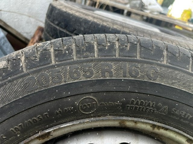 4 jantes et pneus T5 VW, Autos : Pièces & Accessoires, Pneus et Jantes, 4 Saisons, Véhicule utilitaire, 205 mm
