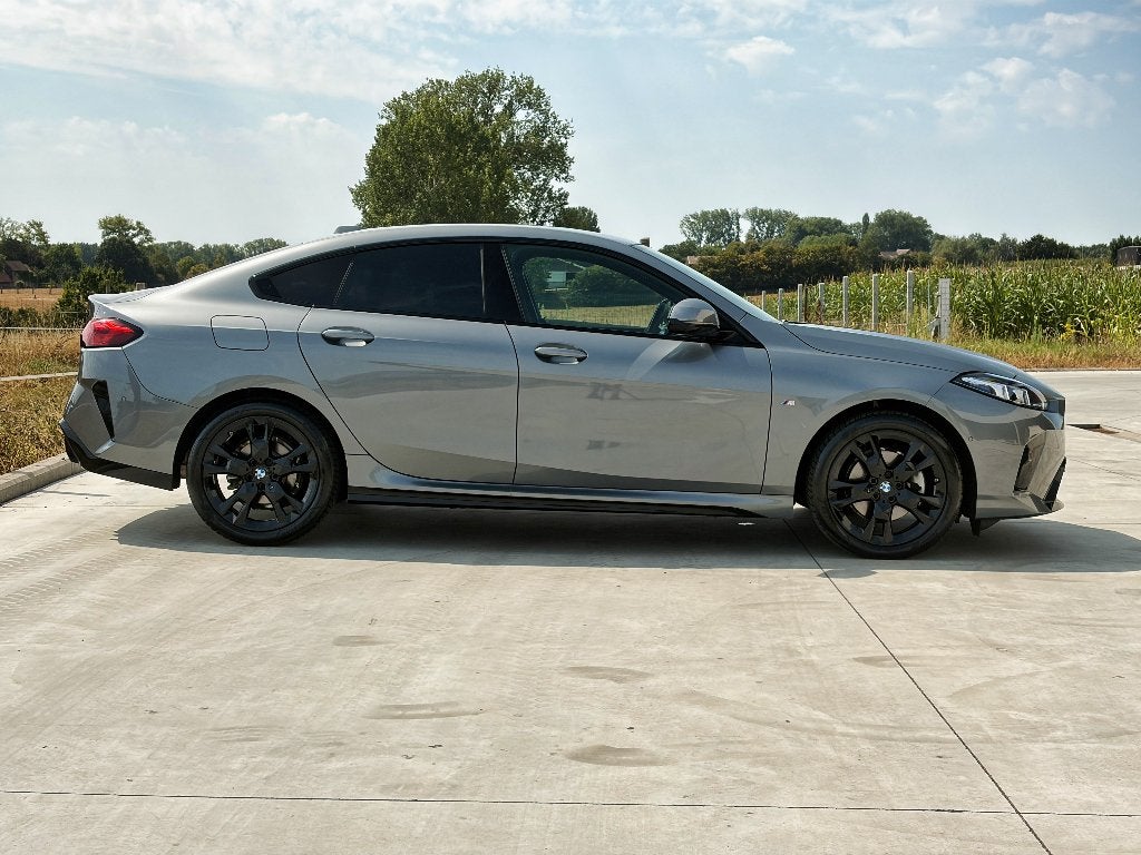 BMW 220i - 2025 - 25000km - M Sport - HUD - Leder, Autos, Cuir, Argent ou Gris, Achat, Euro 6