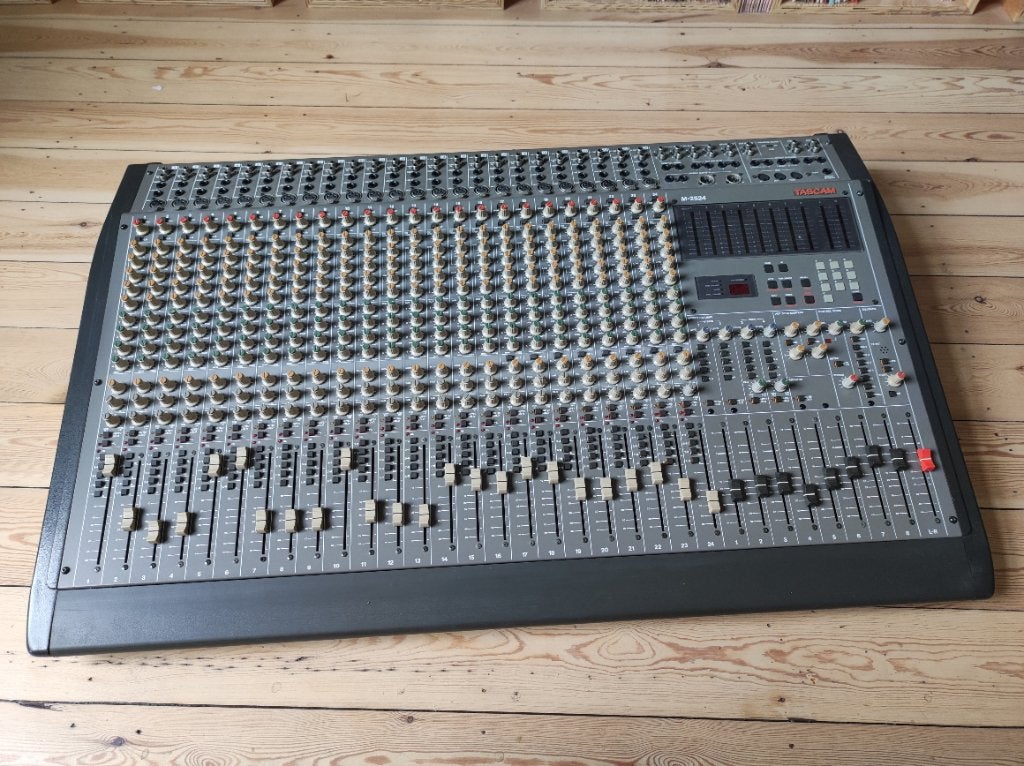 Tascam M-2524, Musique & Instruments, Tables de mixage, Utilisé, 20 canaux ou plus, Enlèvement