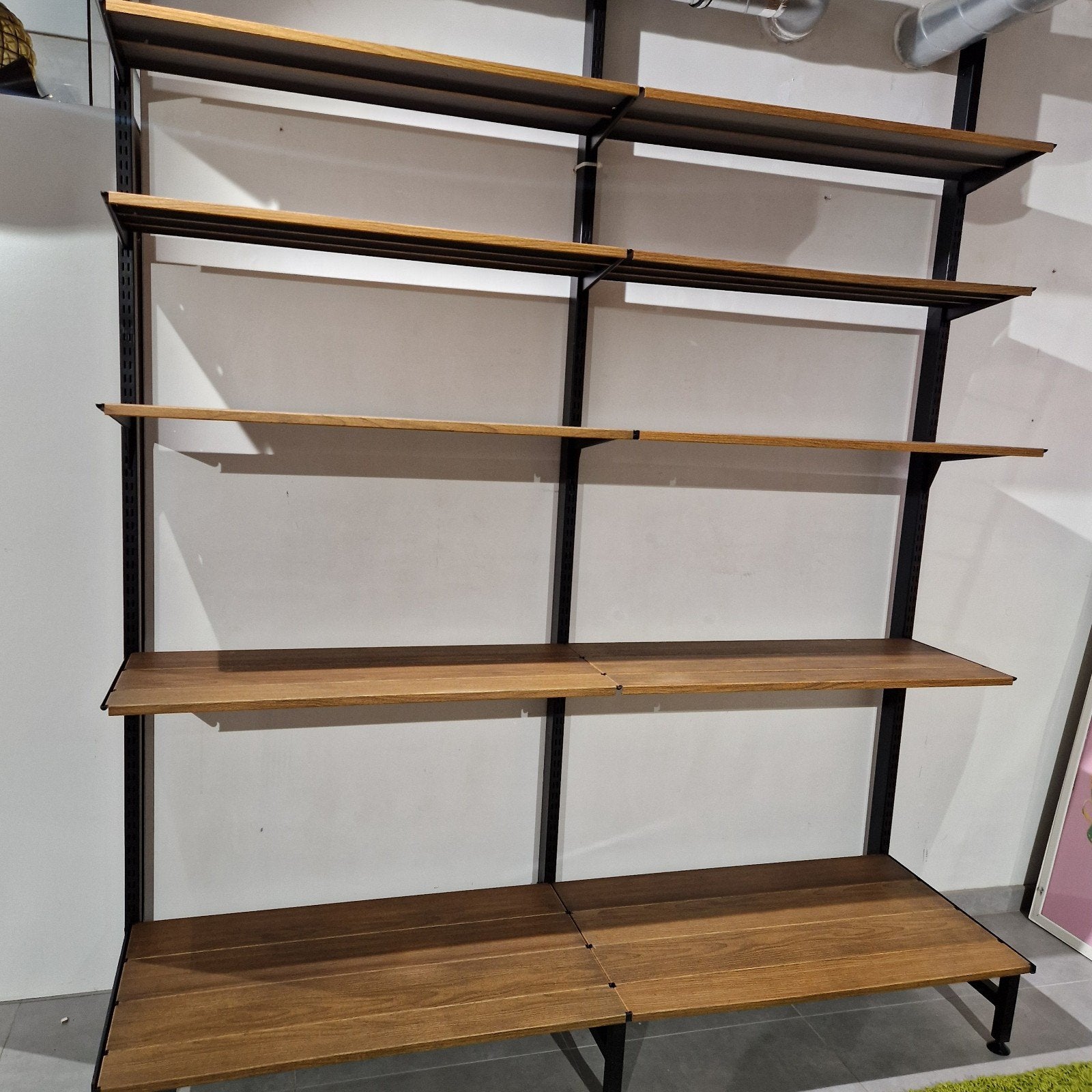 Wandrek met ijzeren houtlook , jaren 60 display boekrek, Ophalen of Verzenden