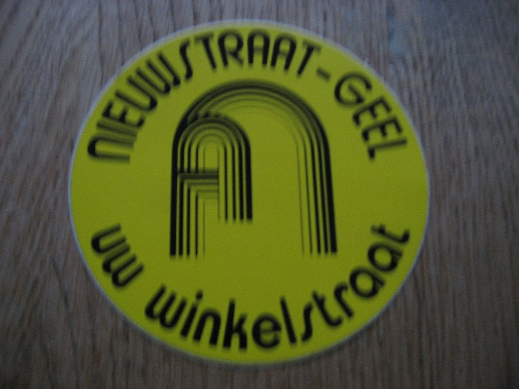 Vintage Sticker Nieuwstraat Geel 10 cm, Collections, Enlèvement ou Envoi, Neuf, Autres types