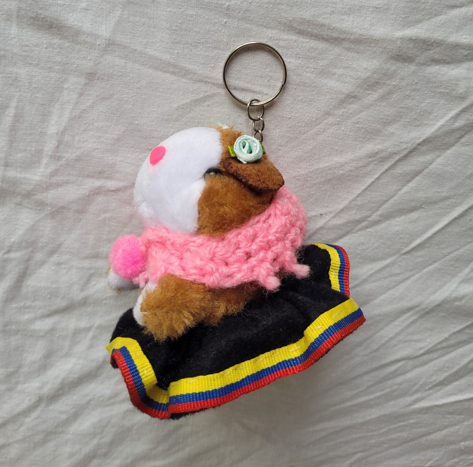 Sleutelhanger Colombiaans Gekleede Cavia, Verzamelen, Sleutelhangers, Ophalen of Verzenden, Zo goed als nieuw, Knuffel of Figuurtje