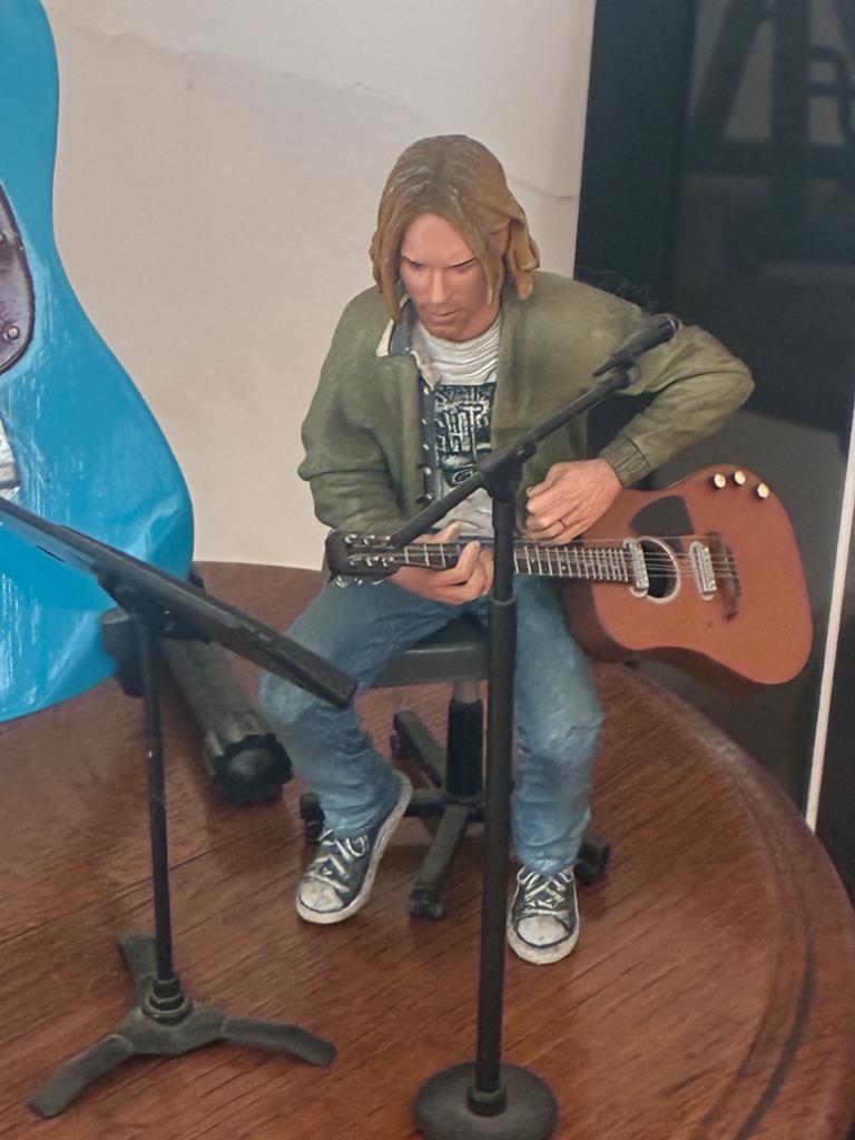 Kurt cobain beeldje met gitaar van kurt, Ophalen, Zo goed als nieuw