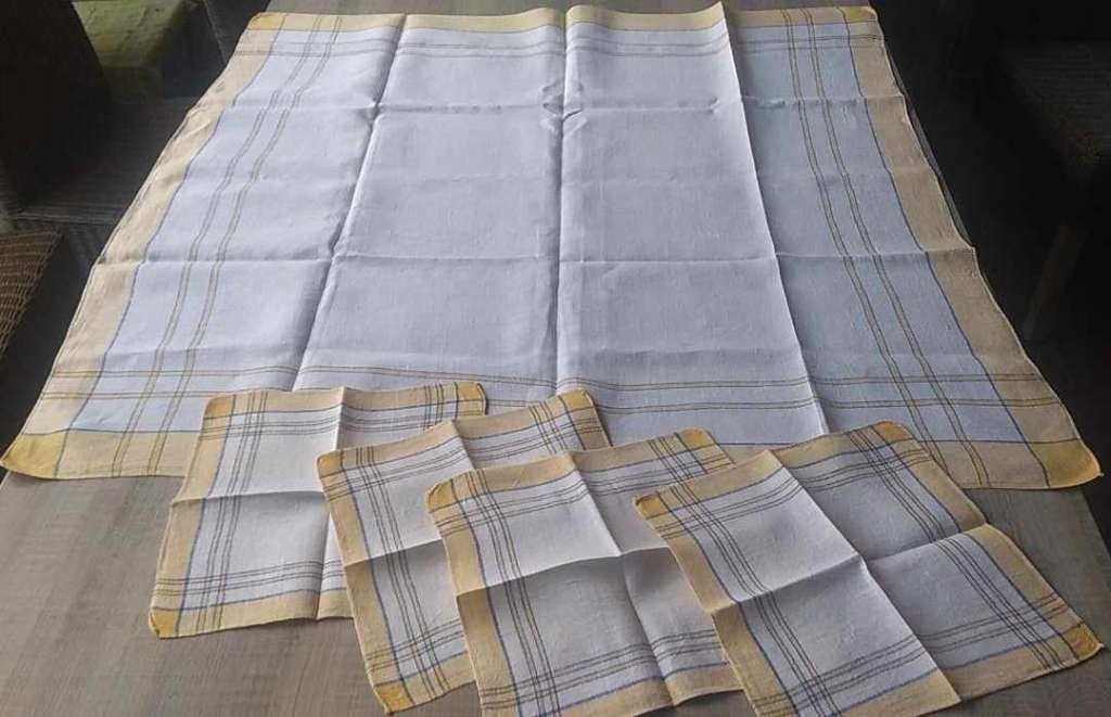 tafelkleed met servetten, Huis en Inrichting, Tafelkleden, Tafelkleed, Ophalen of Verzenden, Geel