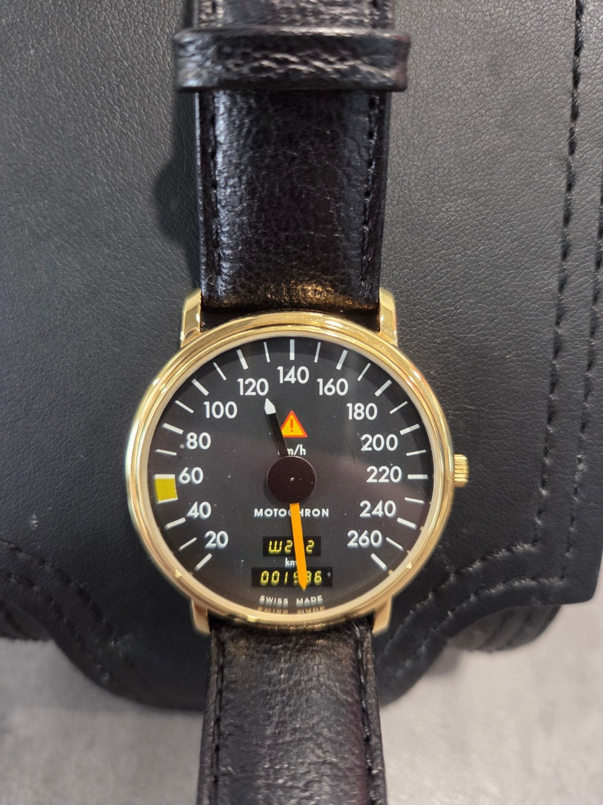 Zeldzaam MOTOCHRON W202 C KLASSE HORLOGE  GOUDKLEURIG NIEUW, Handtassen en Accessoires, Ophalen of Verzenden, Zo goed als nieuw