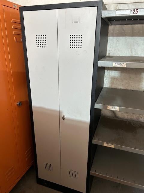 lockerkast zwart met 2 witte deurtjes, Ophalen, Gebruikt, Magazijn of bureau