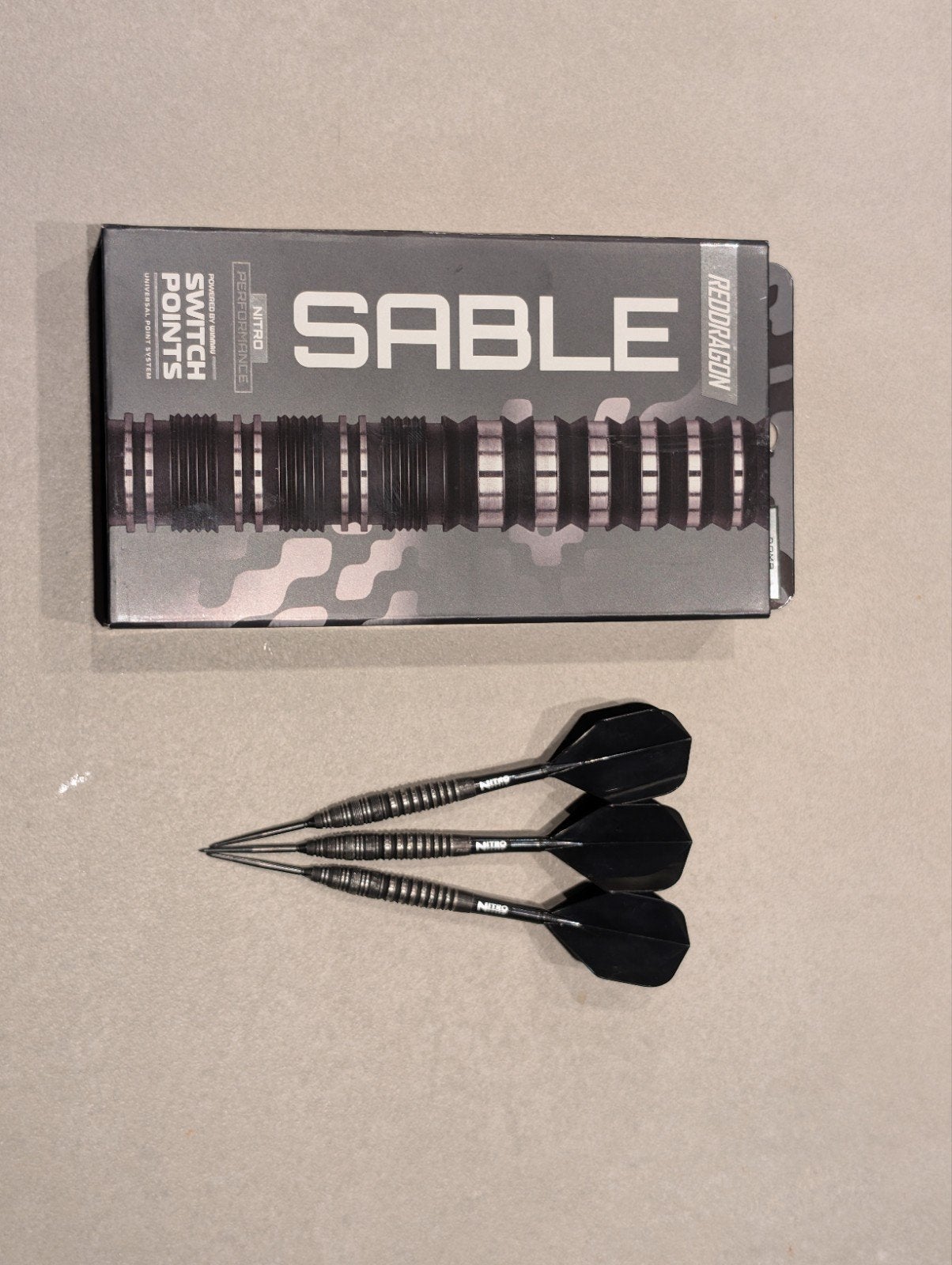 Red dragon sable bomb darts 26g, Sport en Fitness, Darts, Ophalen of Verzenden, Gebruikt, Pijlen