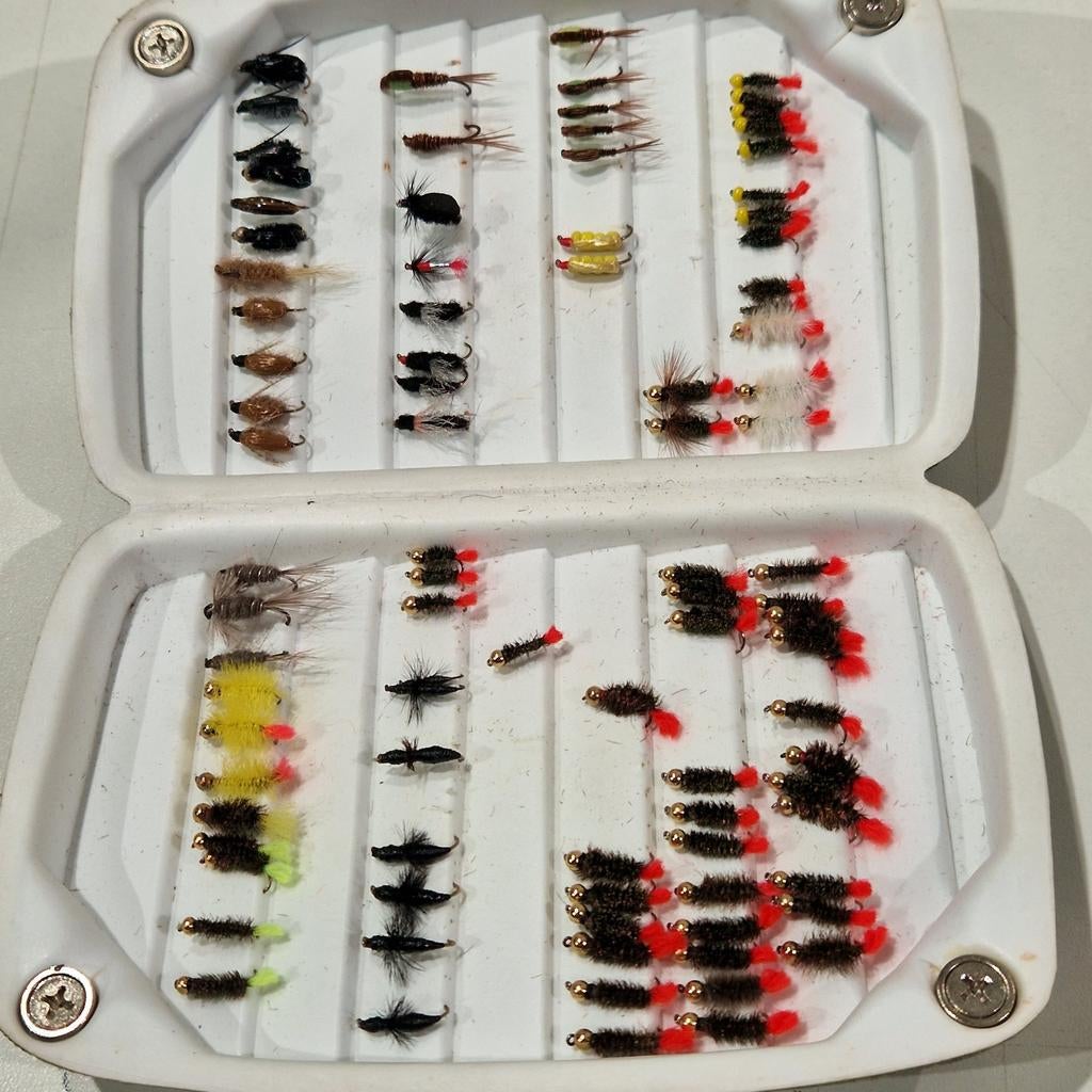 90 vliegen in orvis vliegvisdoos,  red tag , pheasant tail, Watersport en Boten, Hengelsport | Vliegvissen, Ophalen of Verzenden