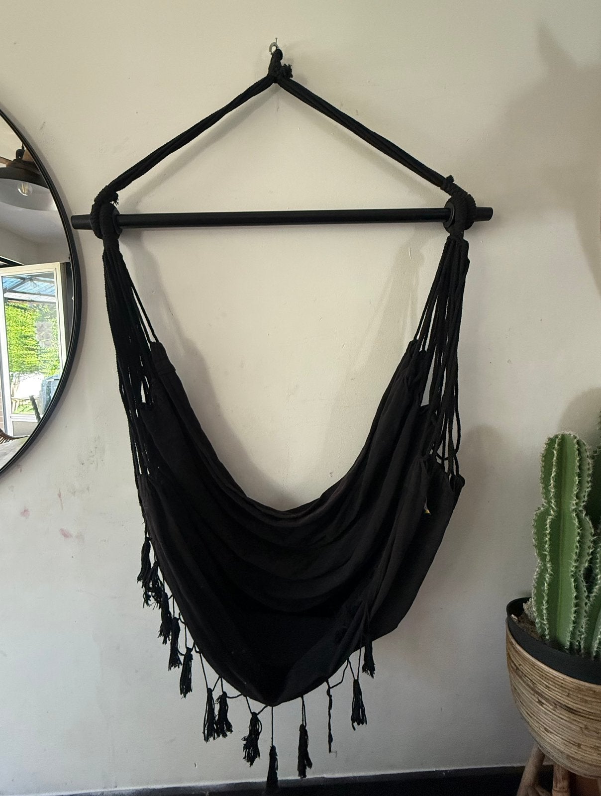Zwarte xxl hangstoel met macramé, Ophalen of Verzenden, Zo goed als nieuw, Meerpersoons, Binnen