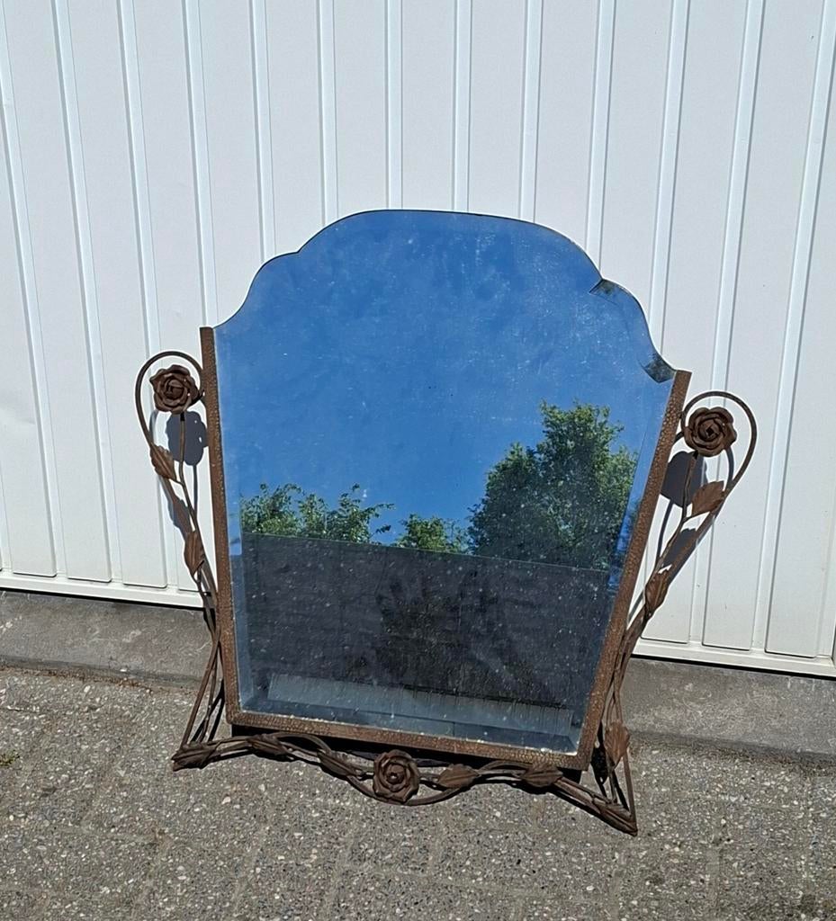 Miroir en fer forgé, Enlèvement