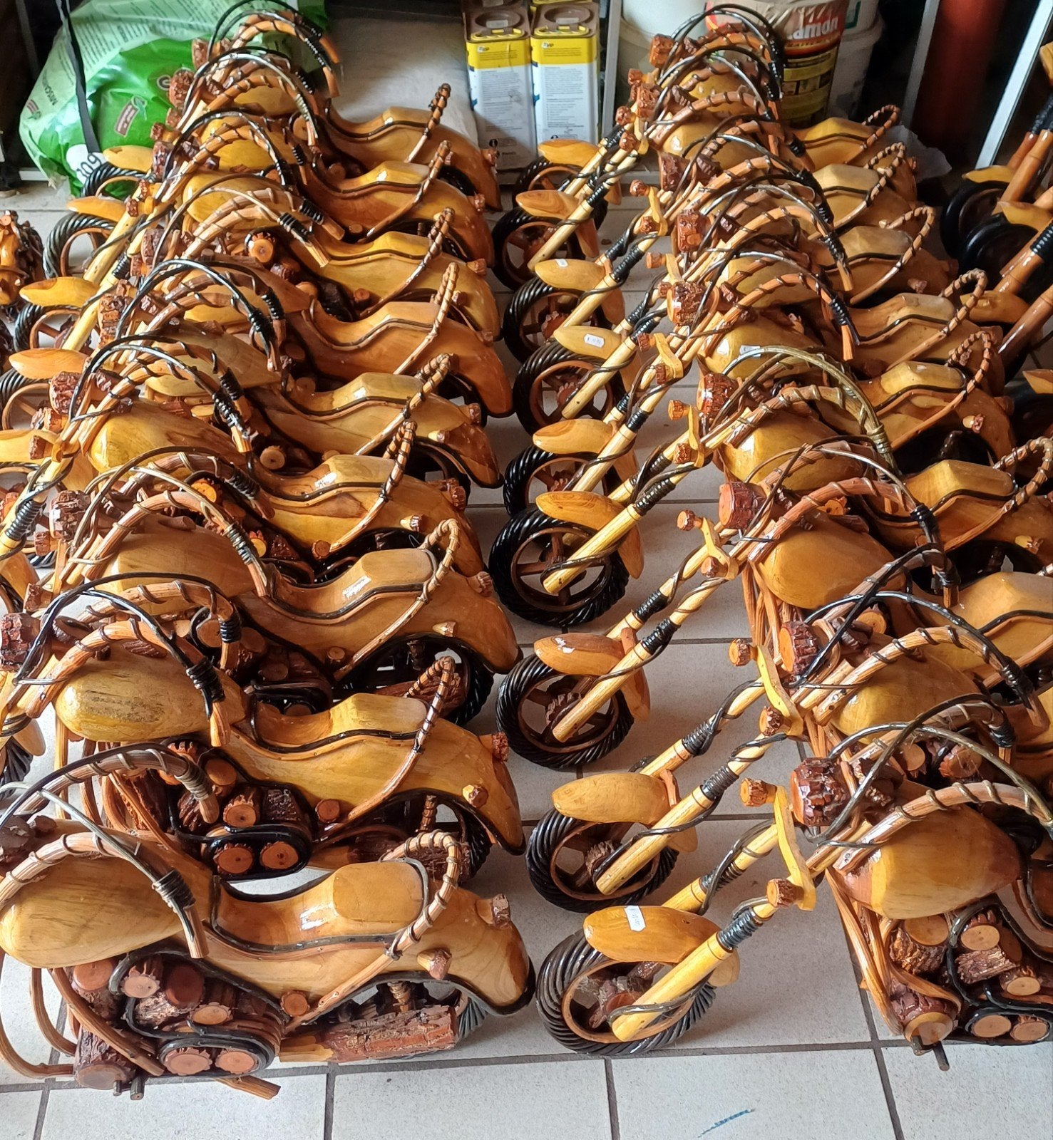 80 jolies motos en bois, Possibilité de diviser le lot, Enlèvement, Bois, Sculpture sur bois