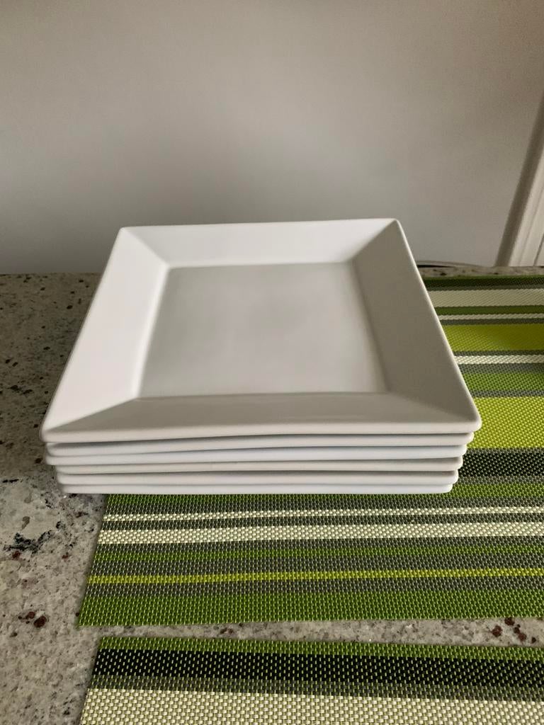 6 vierkante borden 22 x 22 cm wit porselein inperfecte staat, Ophalen of Verzenden, Zo goed als nieuw, Porselein, Bord(en)