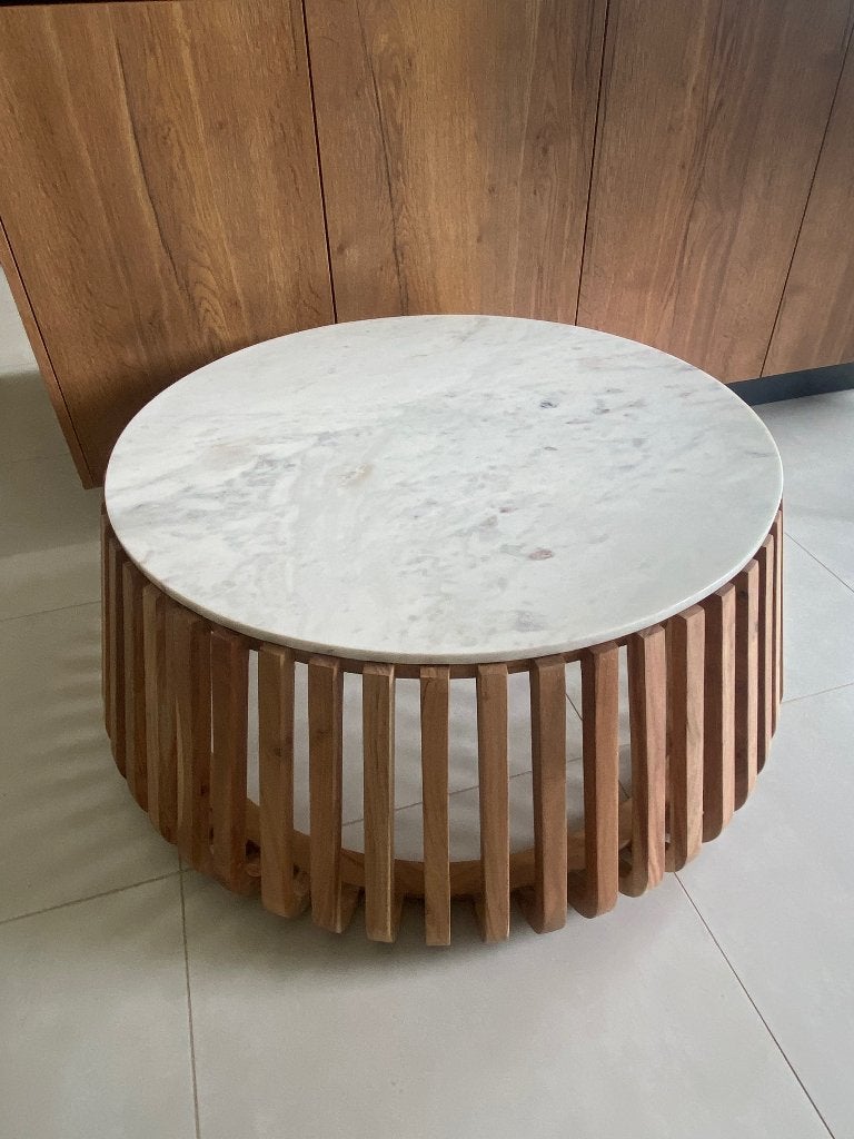 Salontafel van wit marmer en acacia - Maison & Style, Huis en Inrichting, Ophalen, Overige materialen, Rond, Zo goed als nieuw