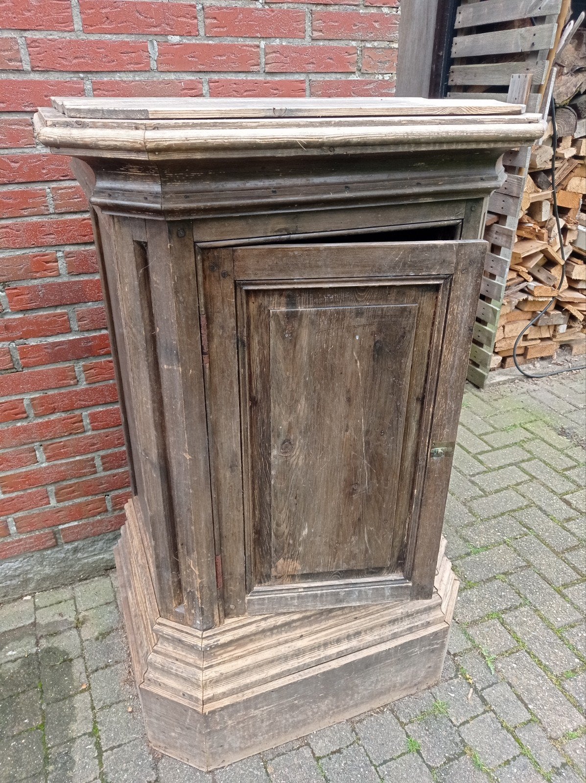 Karaktervolle antieke sokkelkast, Antiek en Kunst, Antiek | Meubels | Kasten, Ophalen