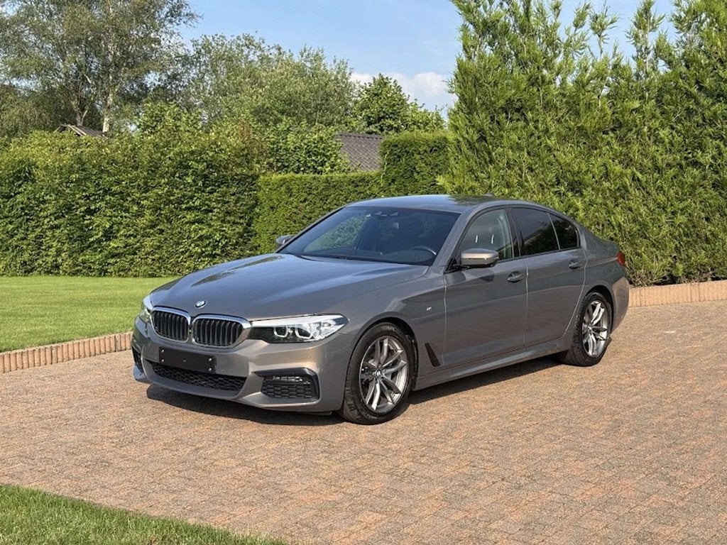 BMW 5 Serie 520 dA xDrive Sedan / M Sport / 360 CAM / MEM SE, Auto's, BMW, Automaat, 4 cilinders, https://public.car-pass.be/vhr/b44694a7-cd12-4fcd-b826-dddb14aa681f