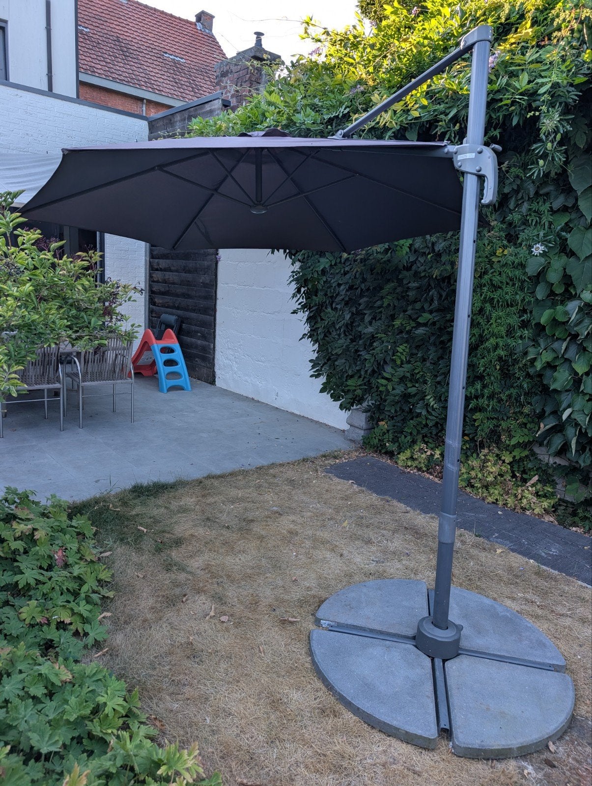 Zweefparasol met voet, Tuin en Terras, Ophalen, Gebruikt, 2 tot 3 meter, Zweefparasol