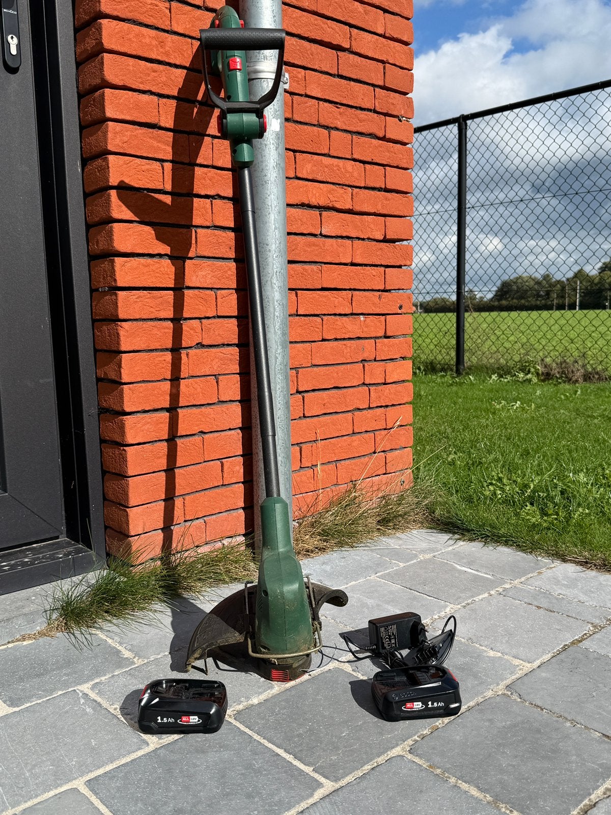 Bosh easy grass cut grastrimmeret 2 accu’s en lader, Ophalen, Zo goed als nieuw, Accu