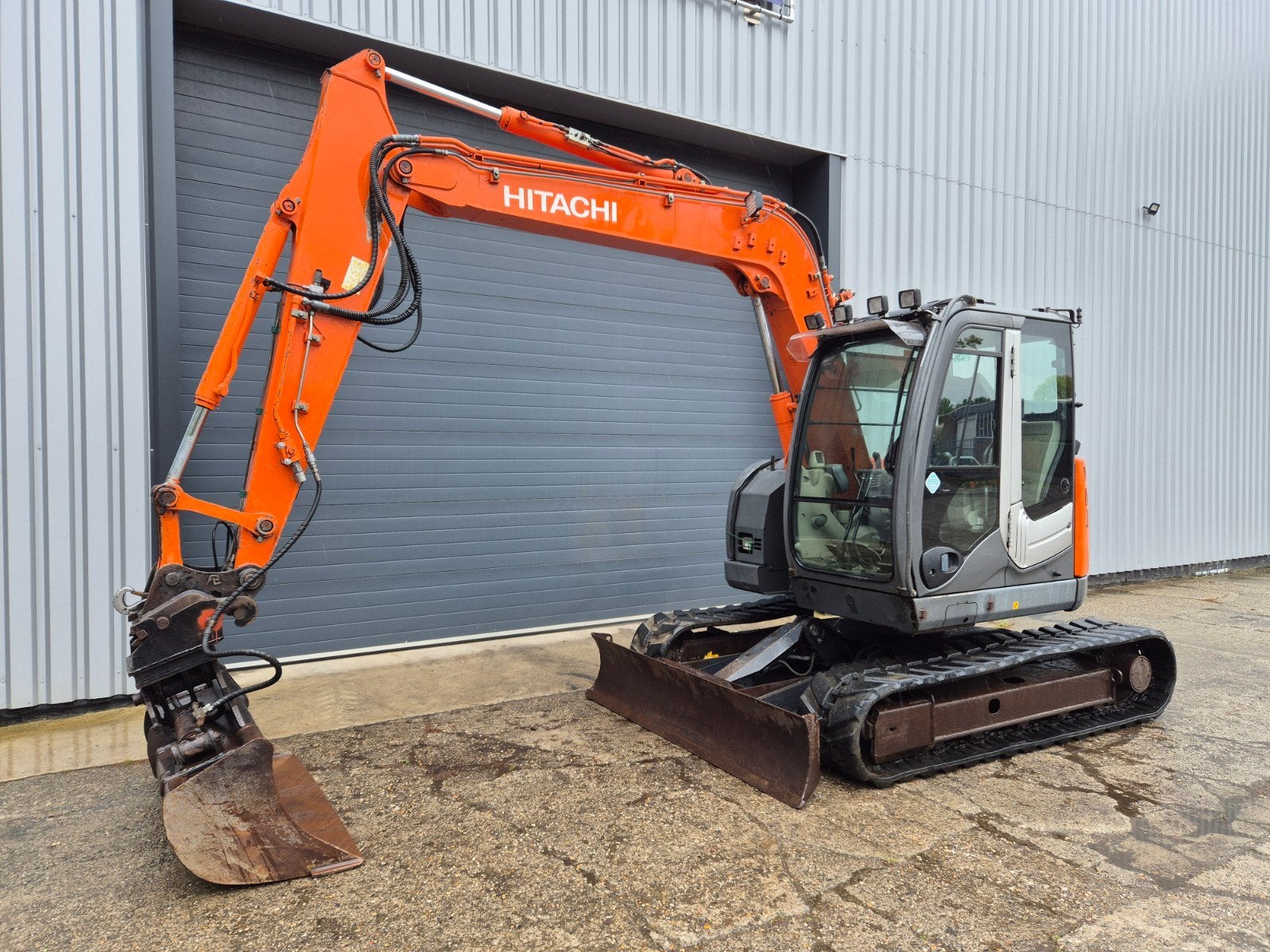 Excavatrice Hitachi ZX85US-3 
Année de construction 2010
Heu, Enlèvement