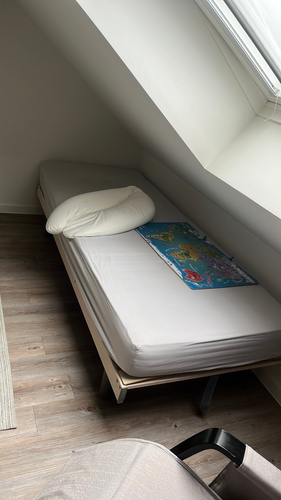 Bed in goede staat, Huis en Inrichting, Slaapkamer | Bedden, Ophalen, Gebruikt, Beige, 140 cm
