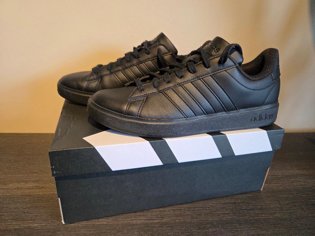 Adidas Grand Court 2.0 sneakers - maat 44 (vallen klein ~43), Kleding | Heren, Schoenen, Zwart, Ophalen of Verzenden, Zo goed als nieuw