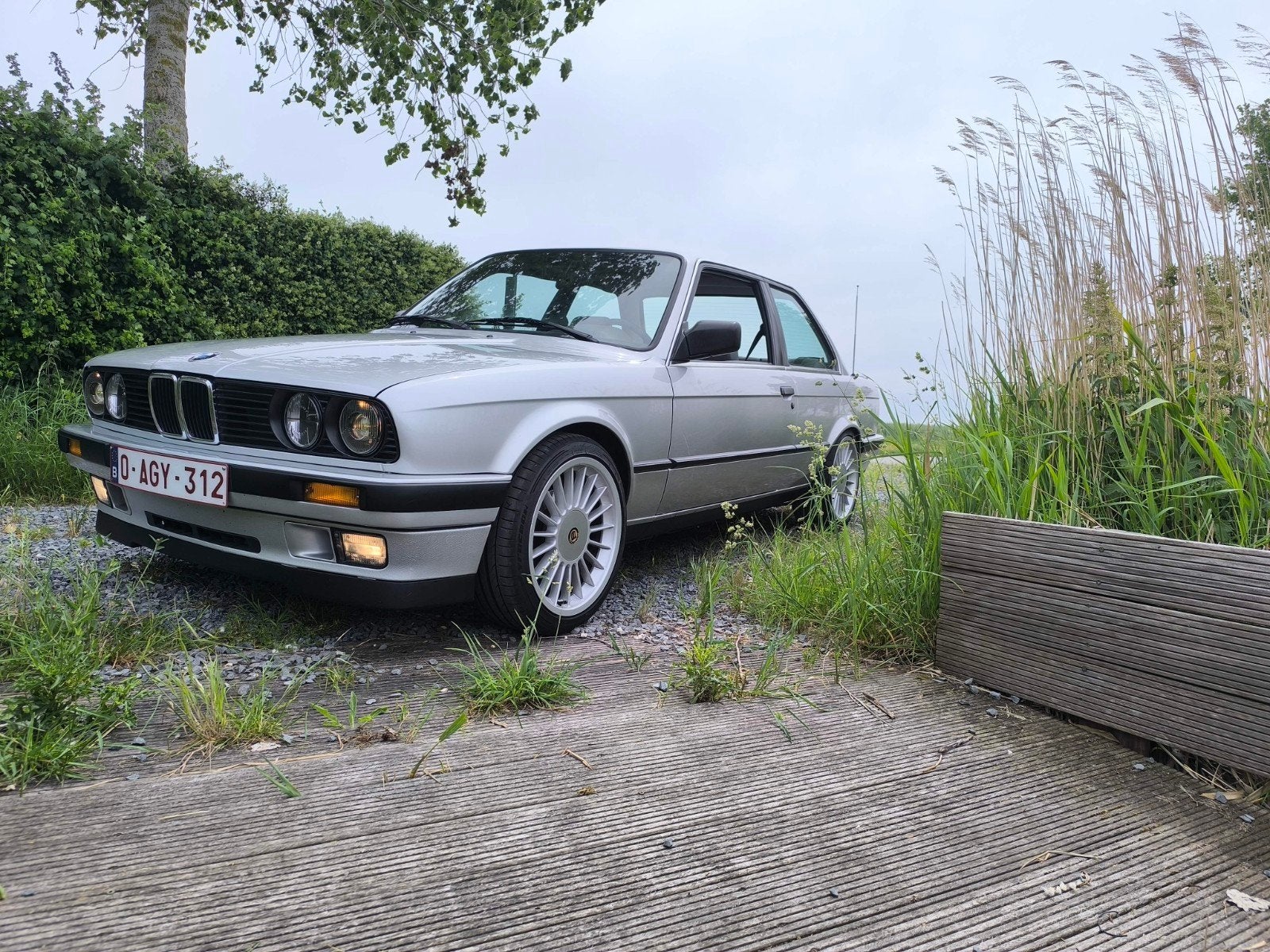 Bmw e30 320i zilverkleur, Autos, BMW, 90 kW, Argent ou Gris, Boîte manuelle, 2 portes