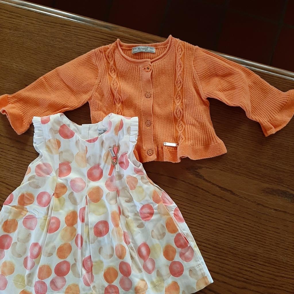 Kleedje en oranje gilet van Mayoral., Ophalen