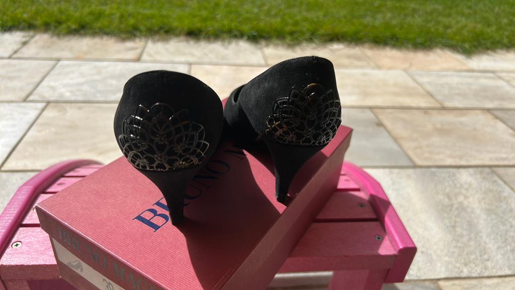 Chaussures à talons en daim noir Bruno Magli taille 39, Chaussures à haut talons, Comme neuf, Enlèvement, Noir
