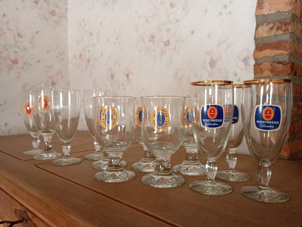 Lot van 12 Whitbread bierglazen 4 soorten, Ophalen, Zo goed als nieuw, Bierglas