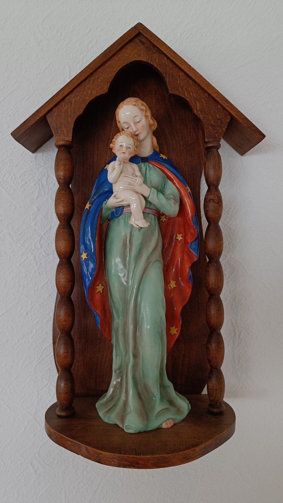 Vintage porseleinen Maria met kind Jezus in houten kapel., Ophalen of Verzenden