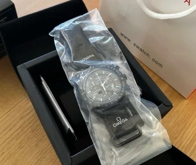 Swatch x OMEGA MoonsWatch Mission to MoonPhase Snoopy Black, Enlèvement ou Envoi, Autres matériaux, Neuf, Montre-bracelet