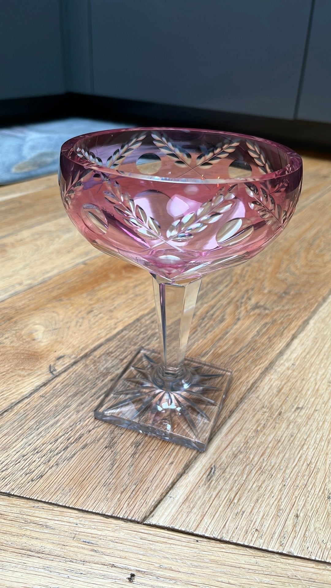 Ancienne coupe sur pied en verre rose, Enlèvement