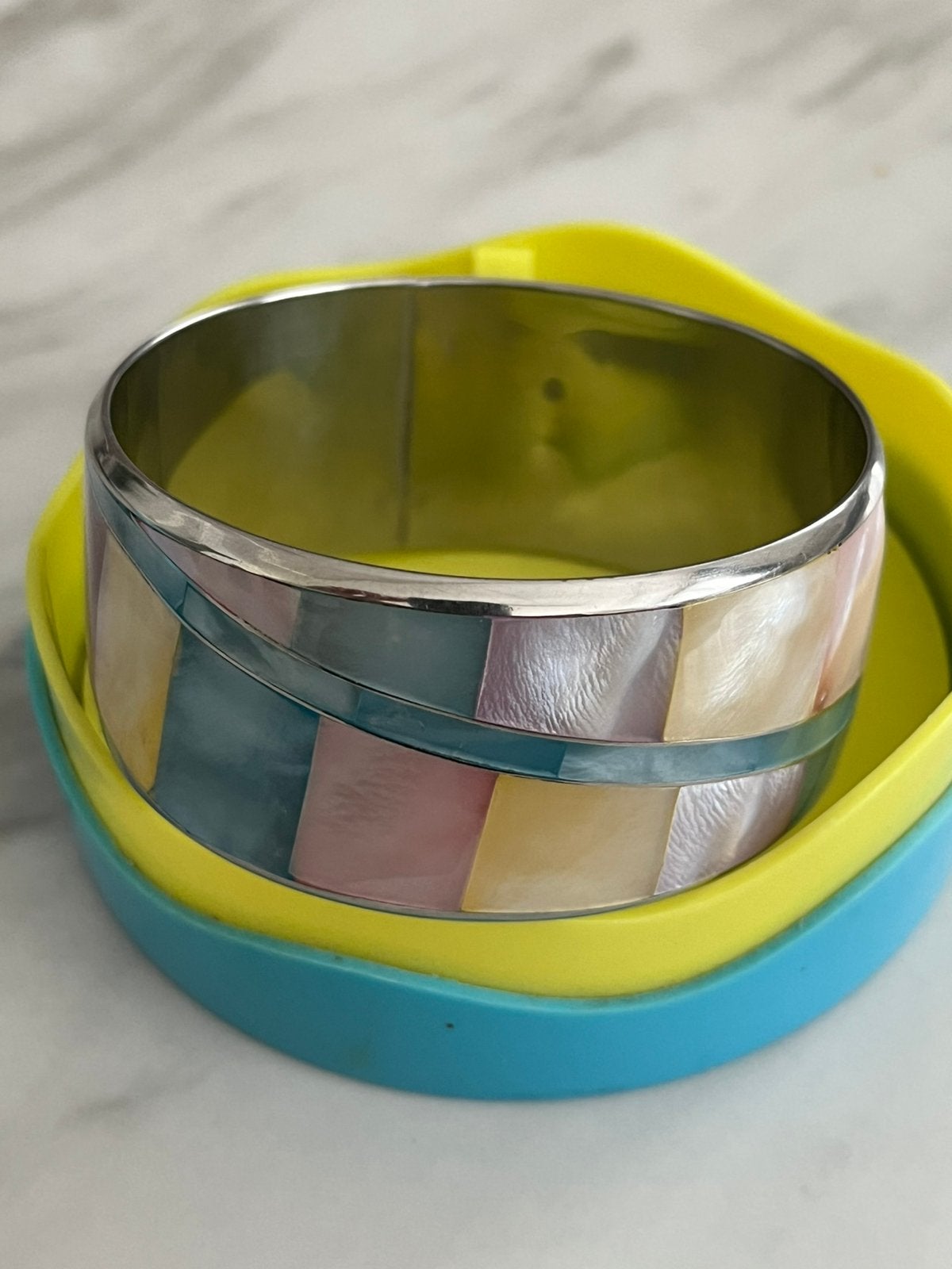 Zilverkleurige armband met emal print, Ophalen of Verzenden, Zo goed als nieuw