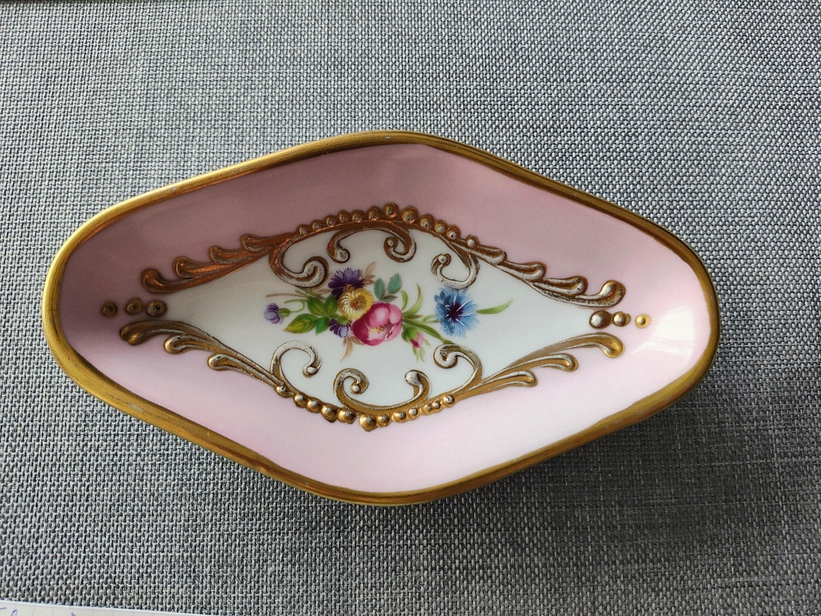 plat rose vintage français de Limoges, Enlèvement, Comme neuf